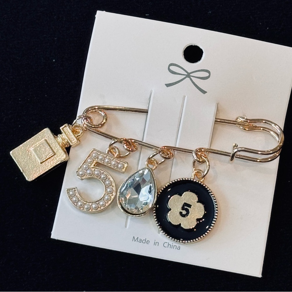 ✨ Chic Gold-Tone Safety Pin Brooch with Pearl Charms ✨ NWT Black